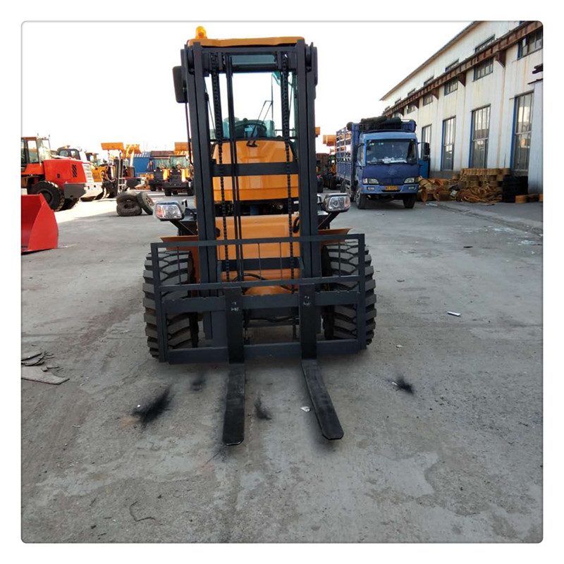 載重3噸舉升4米越野叉車四驅(qū)制動(dòng)無級(jí)變速榮裝機(jī)械制造