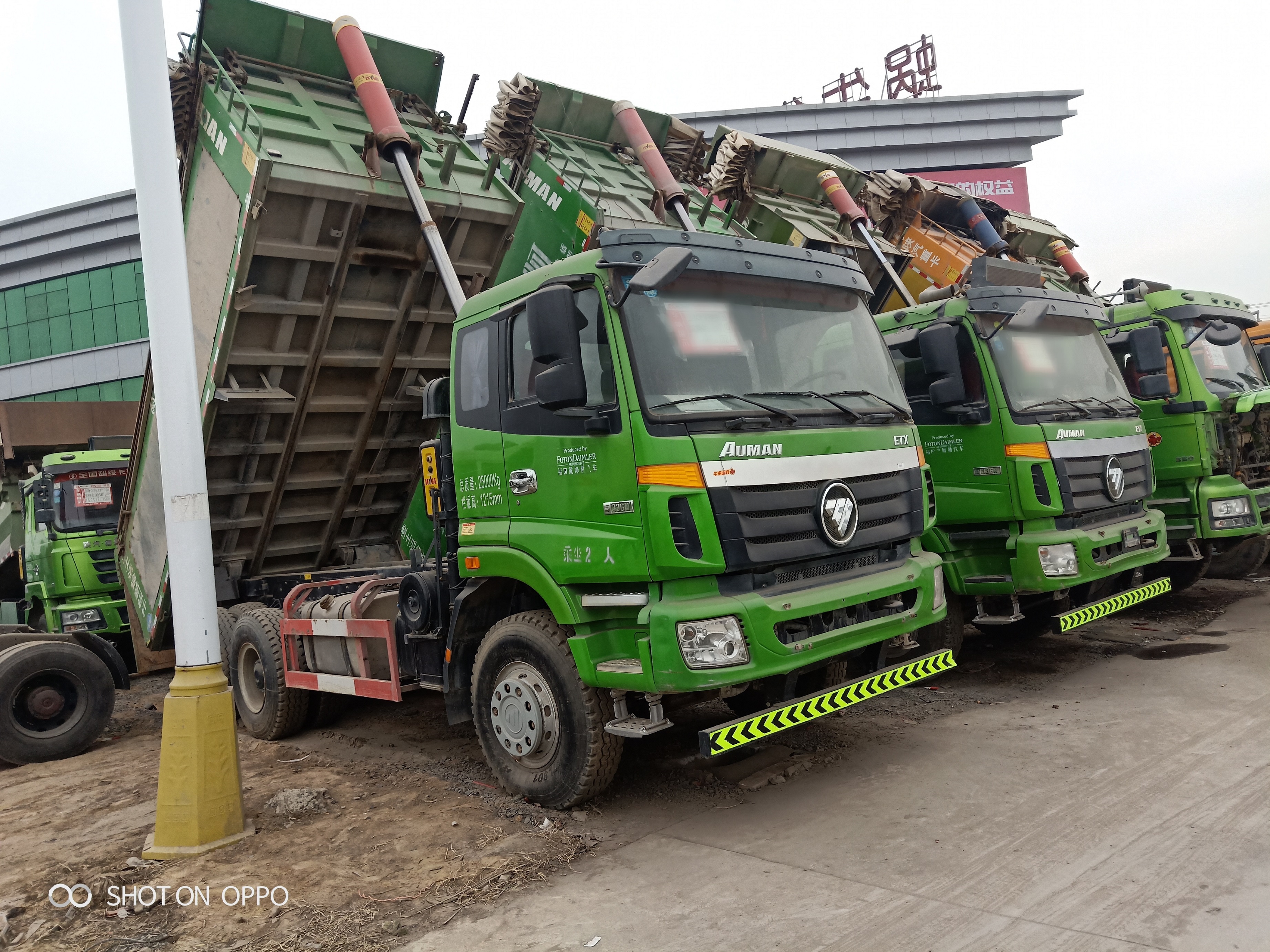 出售二手欧曼后八轮自卸车17年国五图片