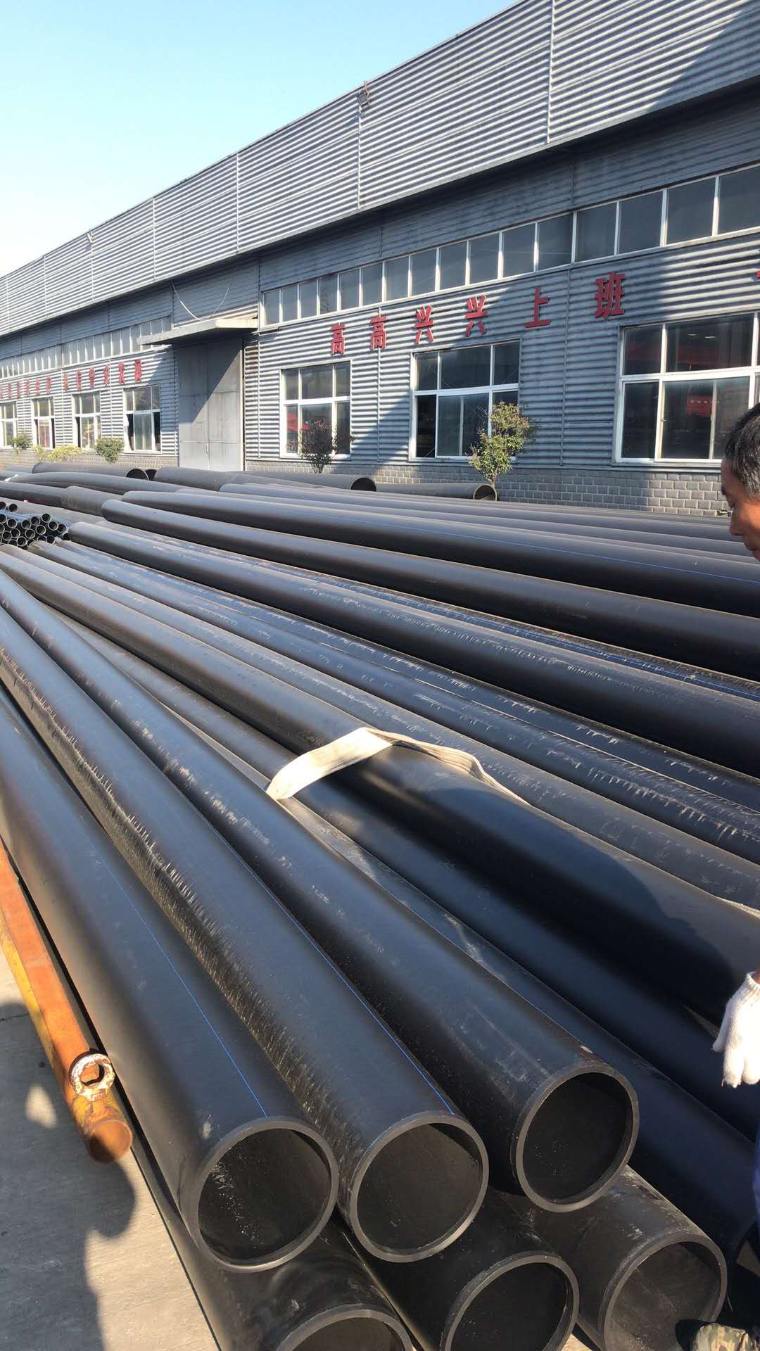 孔網(wǎng)鋼帶塑料復(fù)合管特點(diǎn)圖片