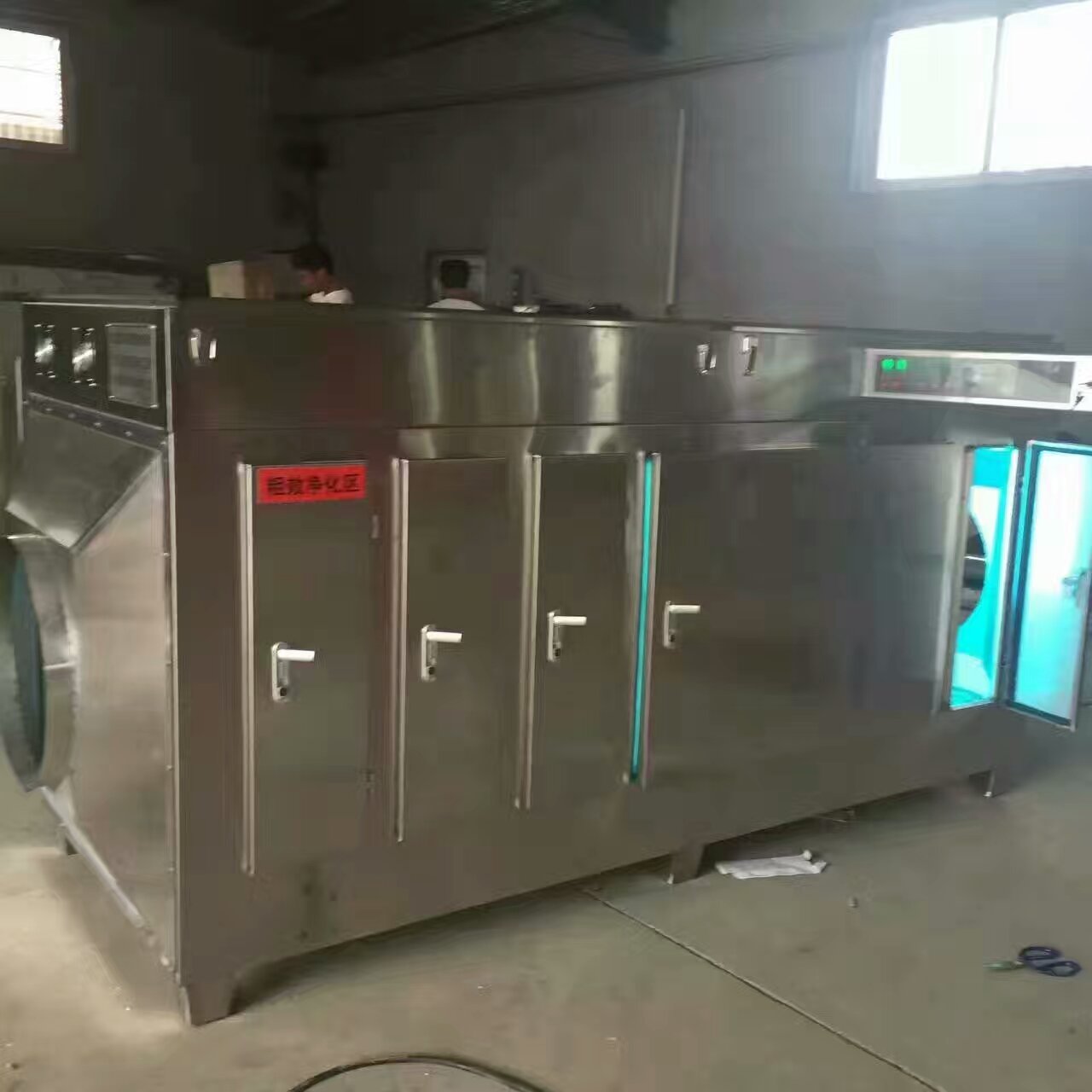 光氧催化廢氣處理設(shè)備圖片