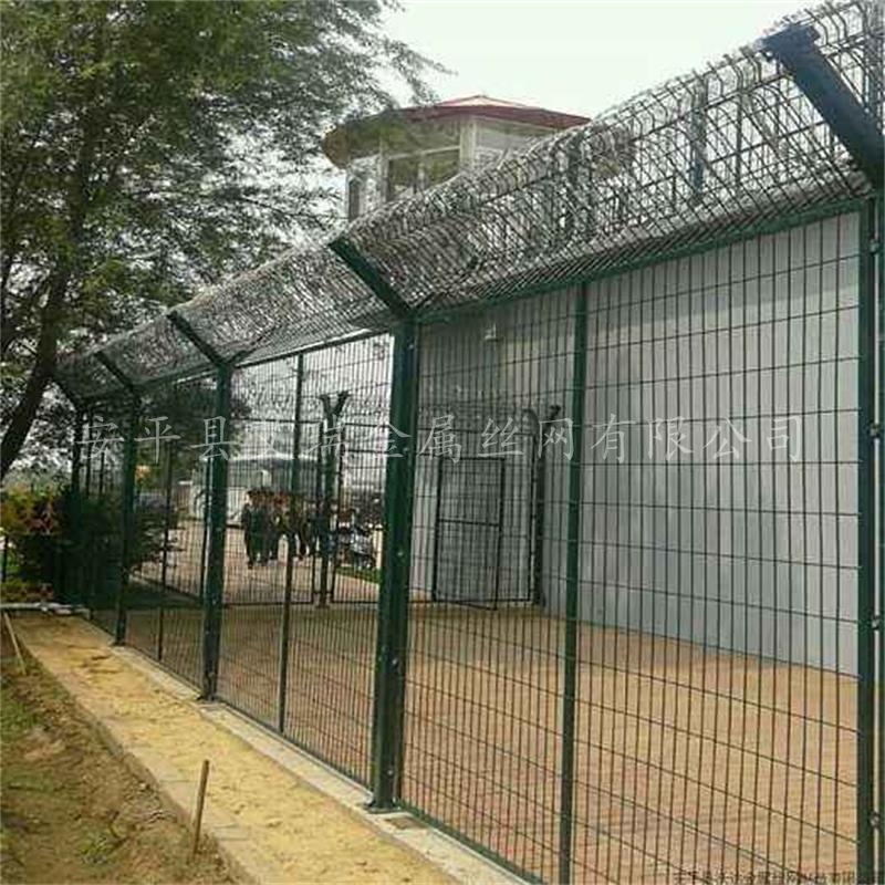 看守所鋼網墻、監(jiān)獄外墻圍網、監(jiān)獄加高鋼網墻