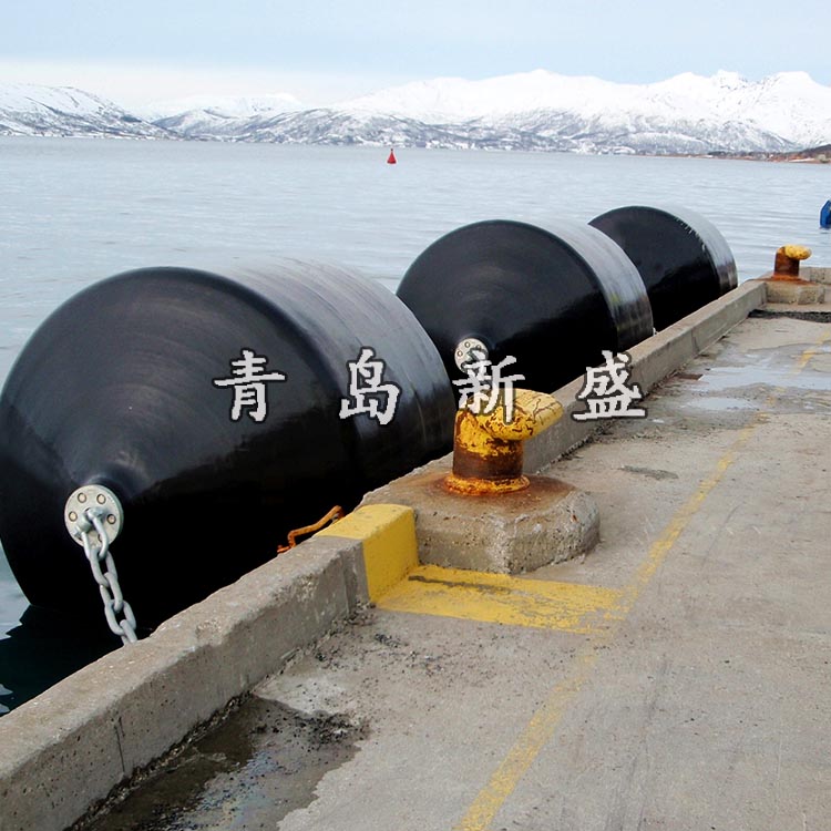 青島新盛專業(yè)生產(chǎn) 優(yōu)質(zhì)船用護(hù)舷 聚氨酯實(shí)心護(hù)舷