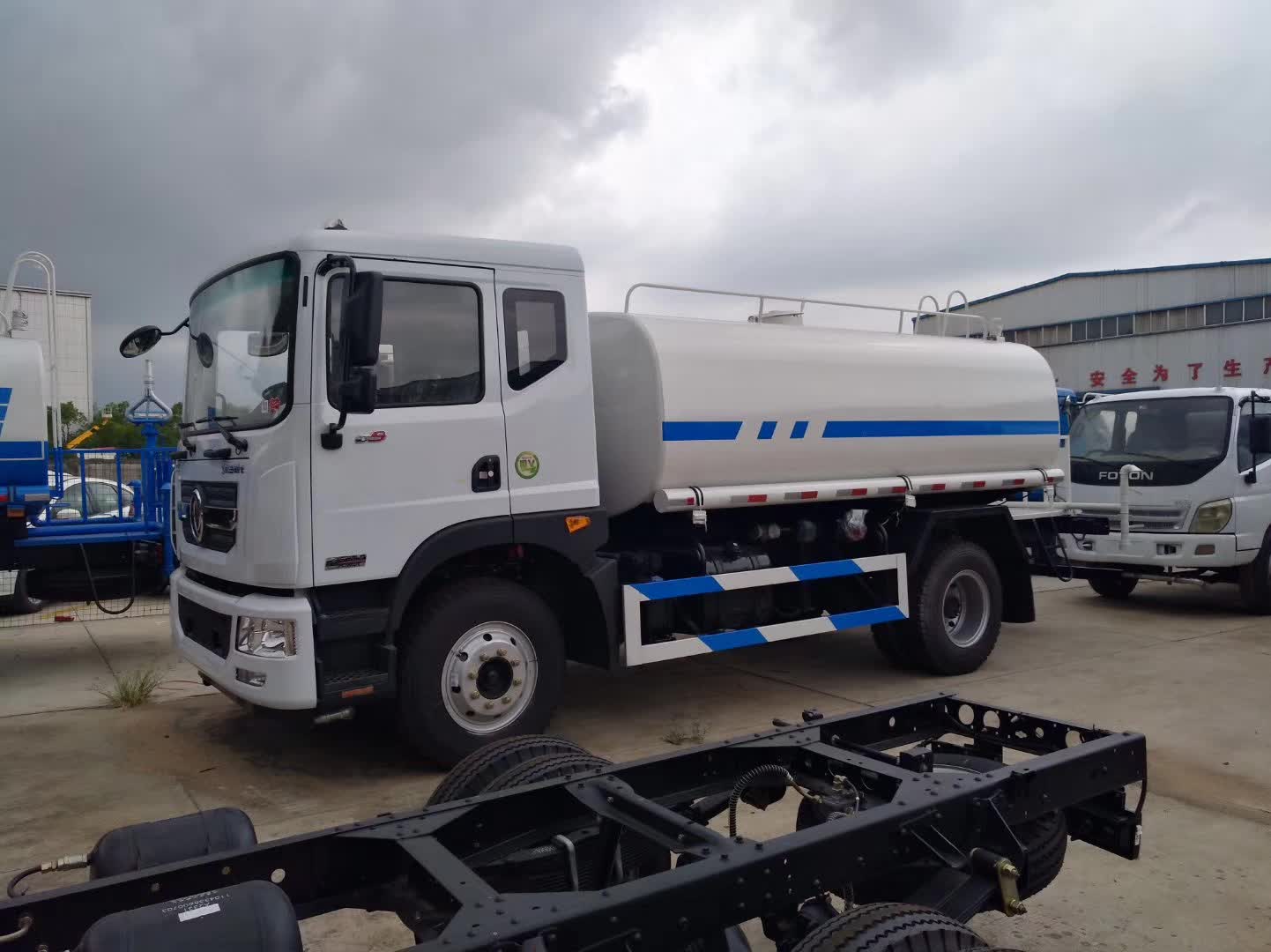 12方東風(fēng)D9灑水車那里有賣(mài)-D9灑水車一臺(tái)多少錢(qián)-那款灑水車*些-東風(fēng)D9灑水車有優(yōu)勢(shì)哪些-湖北灑水車廠家
