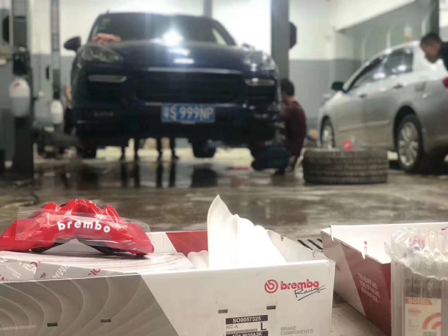 [深圳刹车改装]保时捷卡宴升级Brembo M8八活塞，饱满霸气制动 Brembo刹车AP卡钳AMG图片