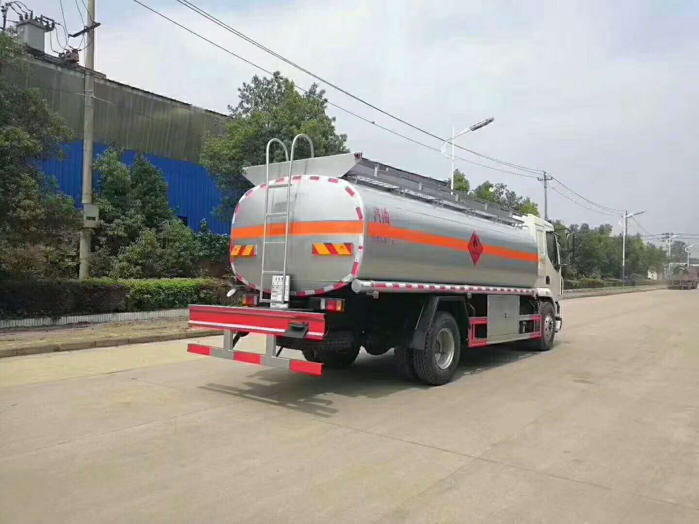 柳汽乘龍運油車配置生產(chǎn)廠家參數(shù)