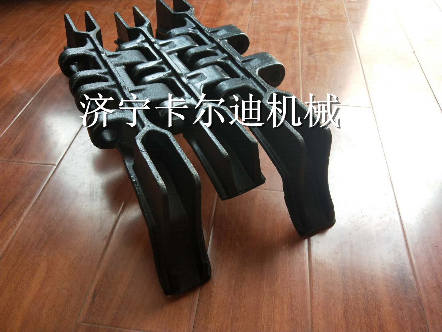 裝載機(jī)防滑保護(hù)履帶圖片/裝載機(jī)防滑保護(hù)履帶樣板圖 (4)