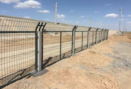 鐵路護(hù)欄網(wǎng)圖片