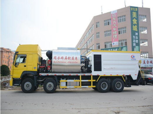 重汽*后八智能同步碎石封層車，生產(chǎn)廠家，*，全國(guó)聯(lián)保