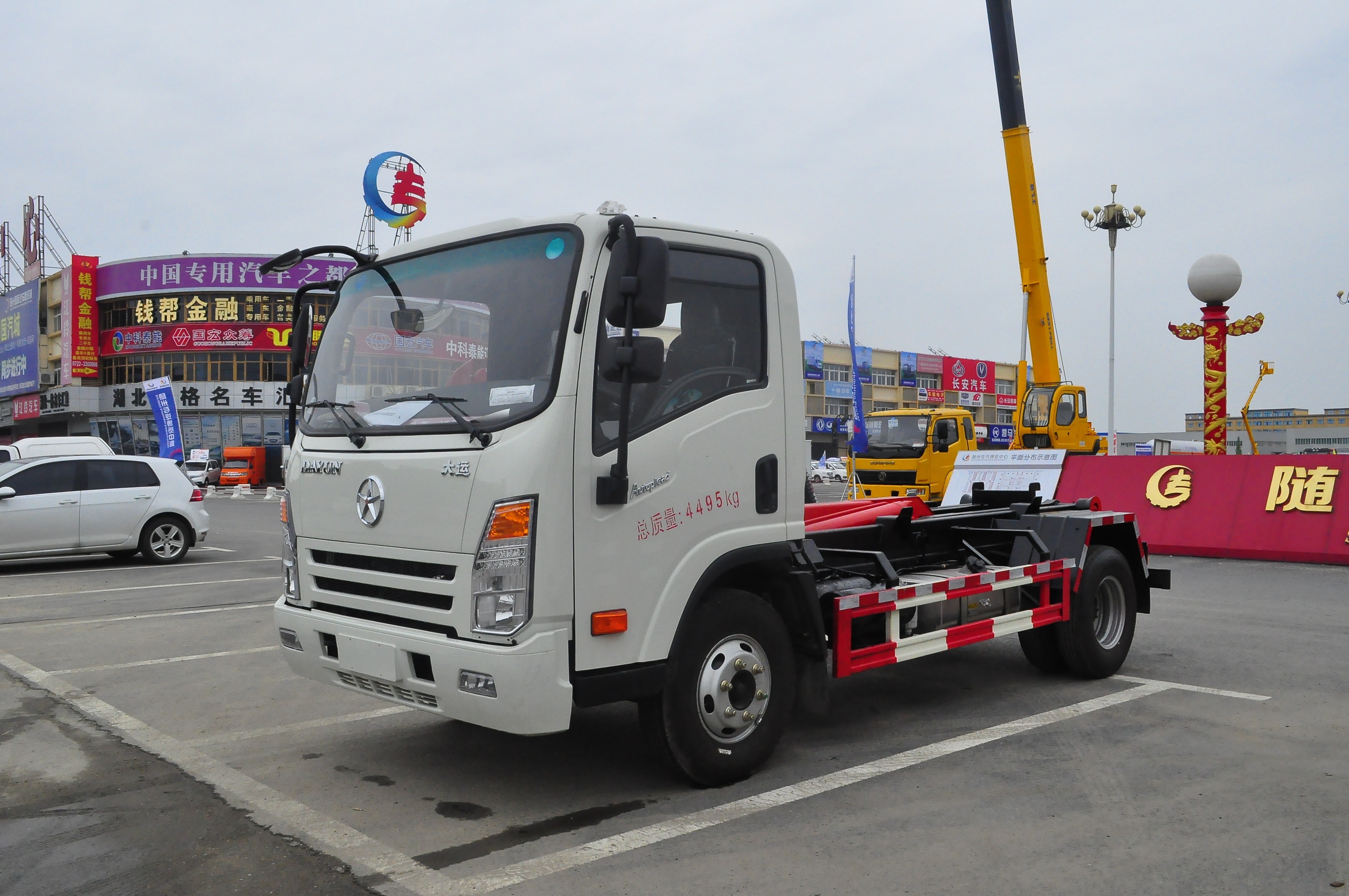 大運(yùn)奧普鉤臂垃圾車 勾臂垃圾車廠家直銷  5方勾臂垃圾車廠家 勾臂式垃圾車廠家
