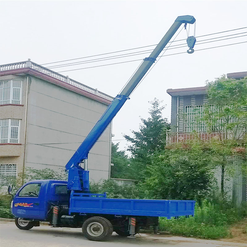 济宁市全自动三轮随车吊 多功能小吊车厂家全自动三轮随车吊 多功能小吊车 三蹦子自备吊 三马车改装背树车