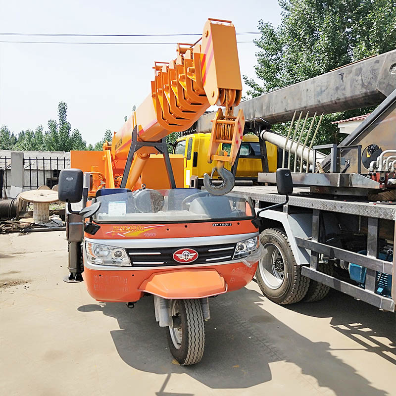 三轮车随车吊厂家 北京三轮车吊车 密云建筑吊重三轮车自制吊车 吊树移树吊机图片