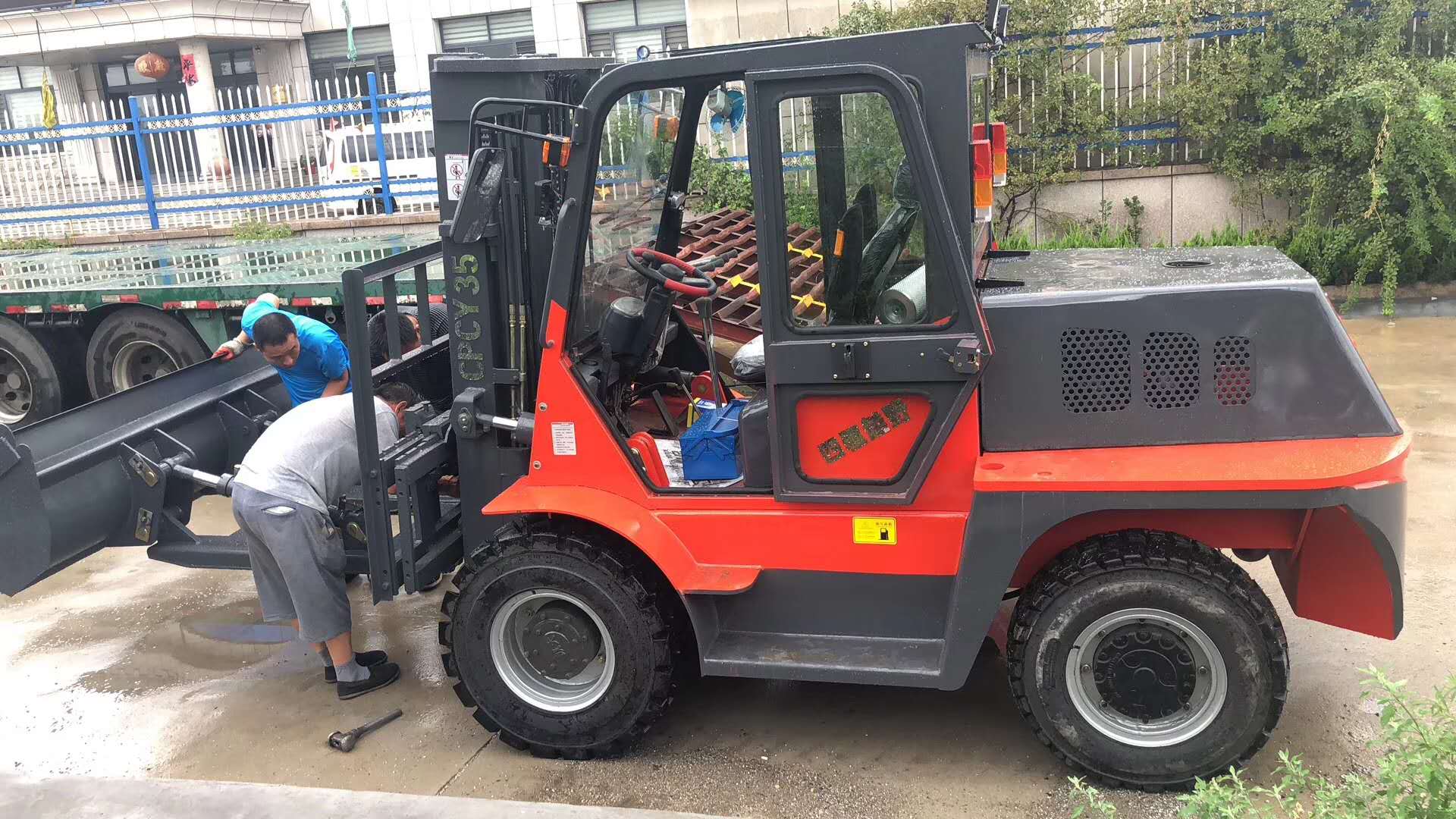 建筑工地用四驅(qū)越野叉車 坡地行走圖片