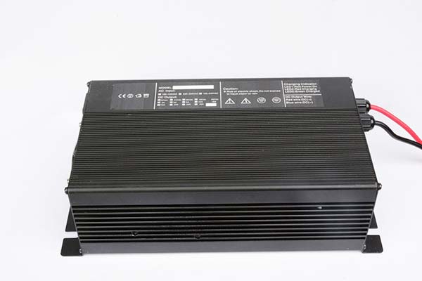 AGV智能機(jī)器充電器24V15A廠家直銷 洗地機(jī)堆高車牽引車電動(dòng)車充電器