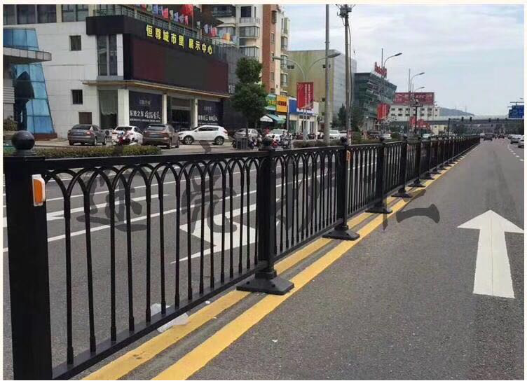 新型道路隔離護(hù)欄圖片
