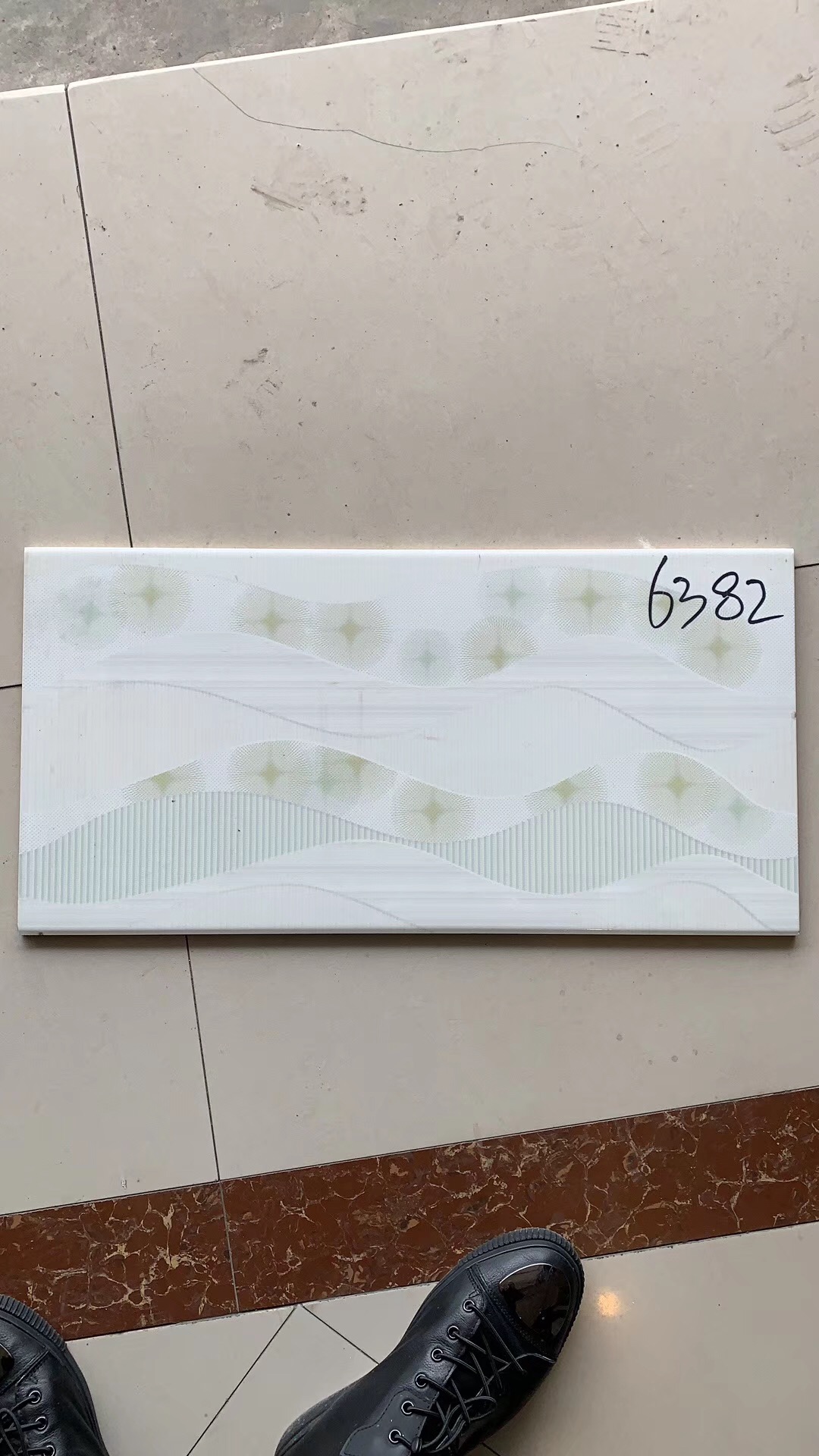 工程內(nèi)墻磚 300*600墻磚  學(xué)校工程墻磚