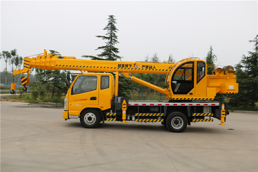 山東小型10噸吊車促銷送隨車配件