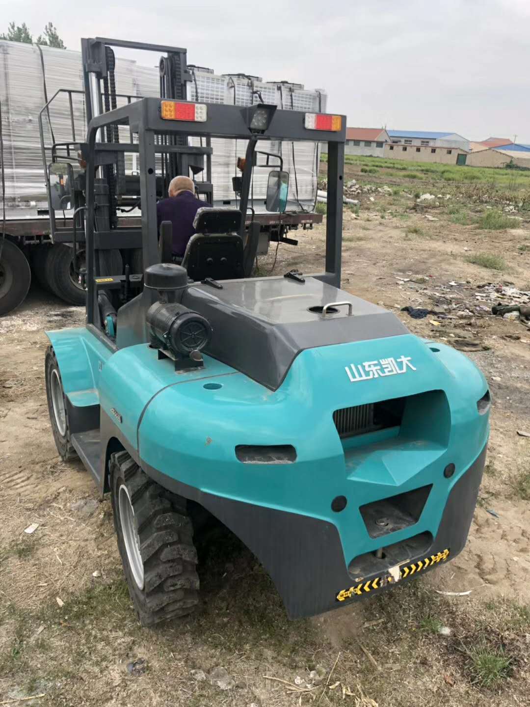 4噸四驅(qū)越野叉車(chē) 全時(shí)四驅(qū)圖片/4噸四驅(qū)越野叉車(chē) 全時(shí)四驅(qū)樣板圖 (2)