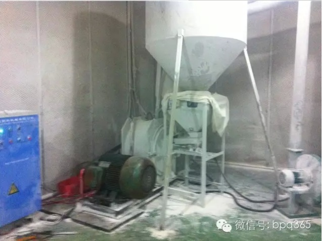 奧圣變頻器在塑料磨粉機(jī)上的應(yīng)用圖片