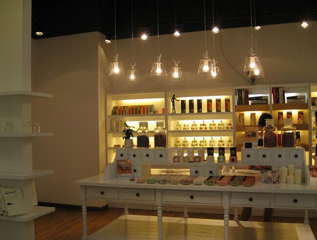 大量批發(fā)定做四川化妝品展柜圖片