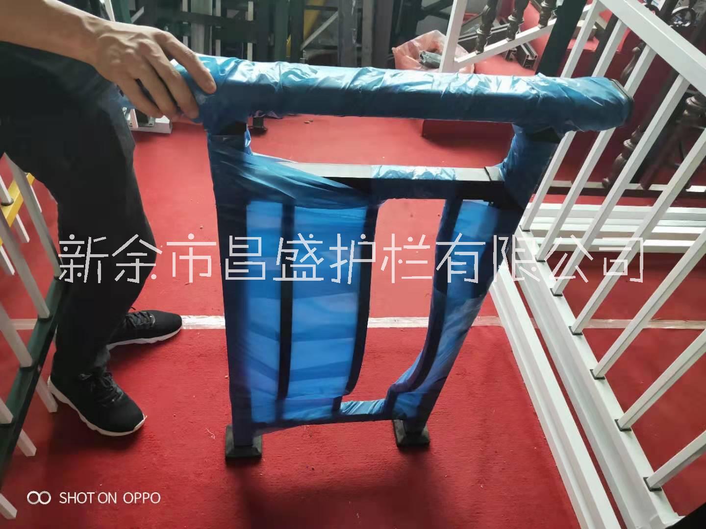 凸肚鋅鋼陽(yáng)臺(tái)欄桿圖片