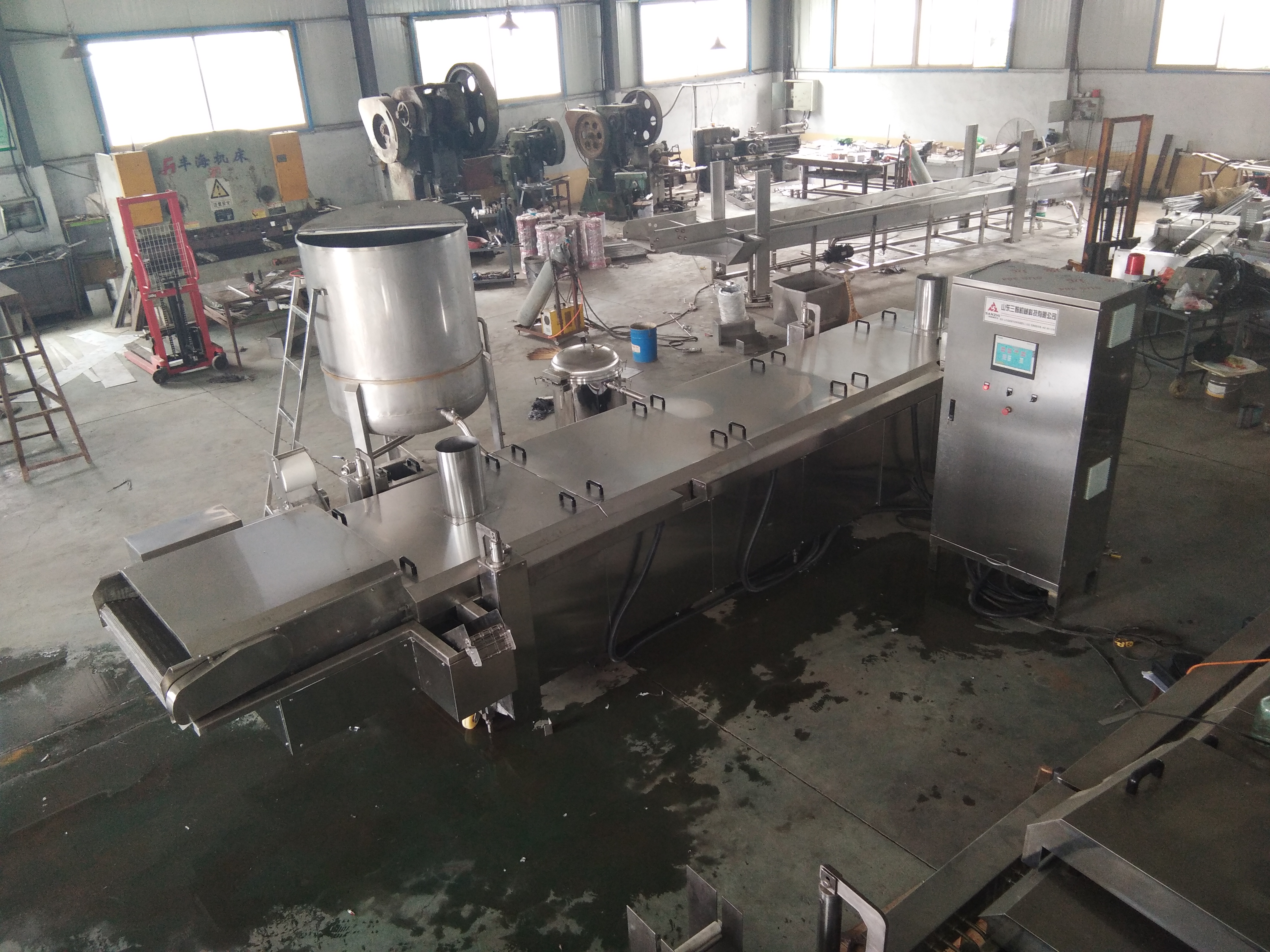 薯?xiàng)l油炸流水線圖片