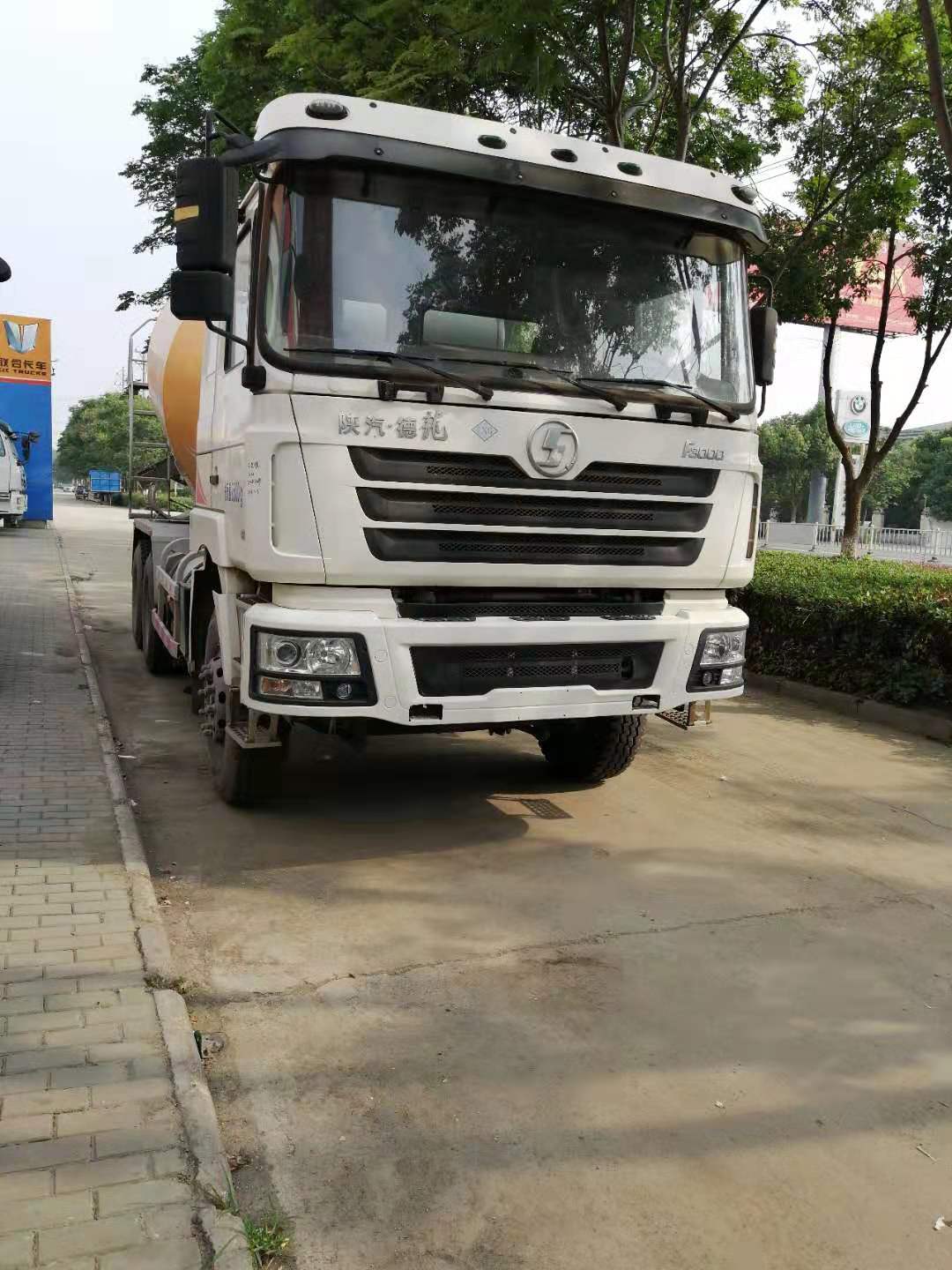 陜汽德龍?zhí)烊細?2方水泥攪拌車圖片