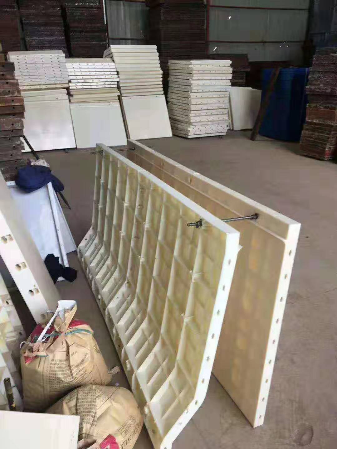 擋土墻模具、擋渣塊模具多少錢