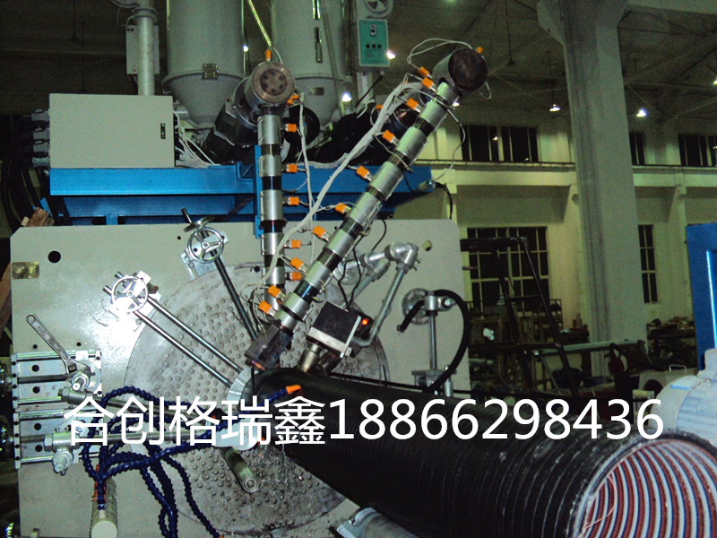 HDPE大口徑中空壁纏繞管生產(chǎn)線圖片