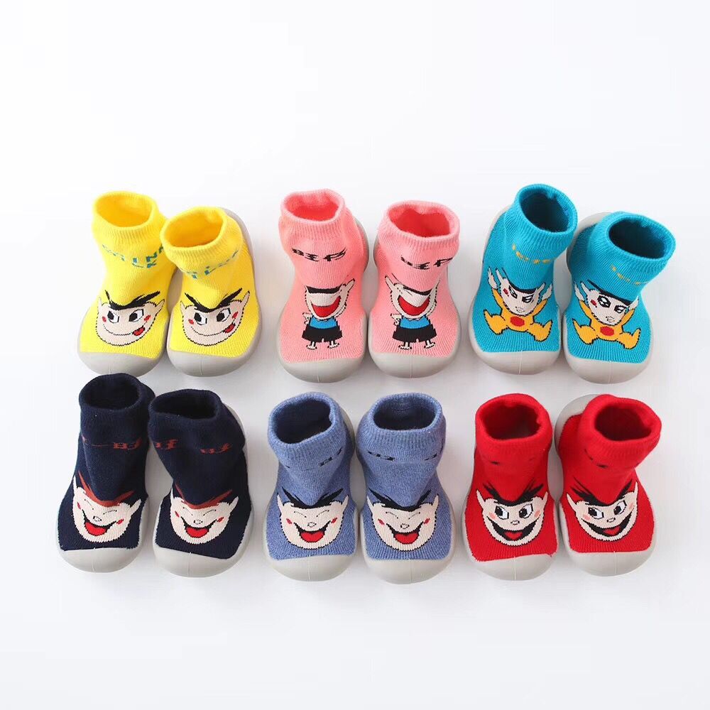 廠(chǎng)家直銷(xiāo)2019新款抗震不變形兒童*學(xué)步鞋