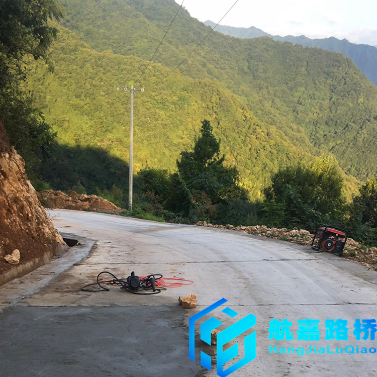 水泥路面起砂怎么办 水泥路面起砂怎么解决 水泥路面起砂怎么修补