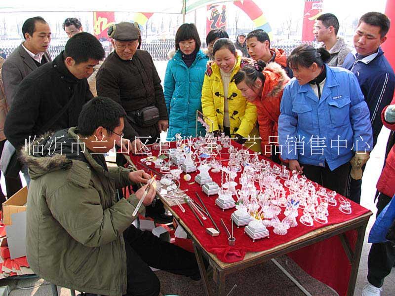 小夫妻千里学水晶礼品饰品生肖手艺只因看到别人现场制作的生意很红火！图片