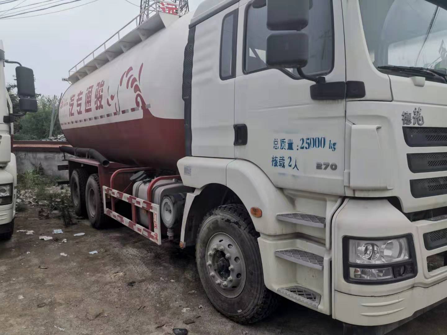 零公里庫(kù)存德龍砂漿罐車(chē)*出售