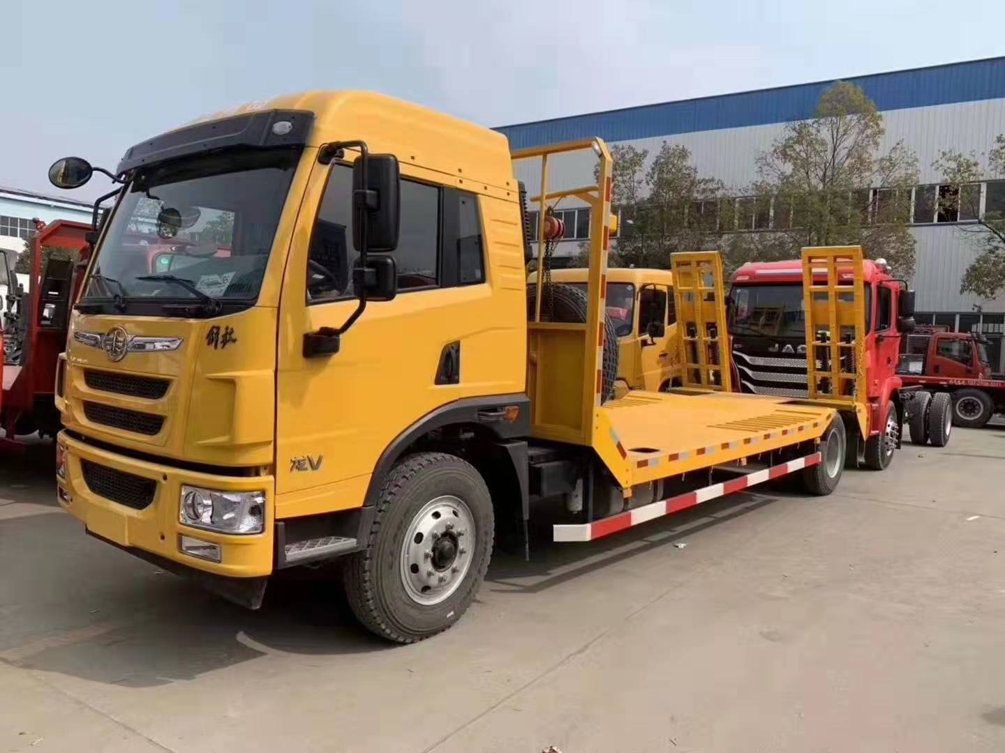 挖機(jī)低平板拖車(chē)圖片