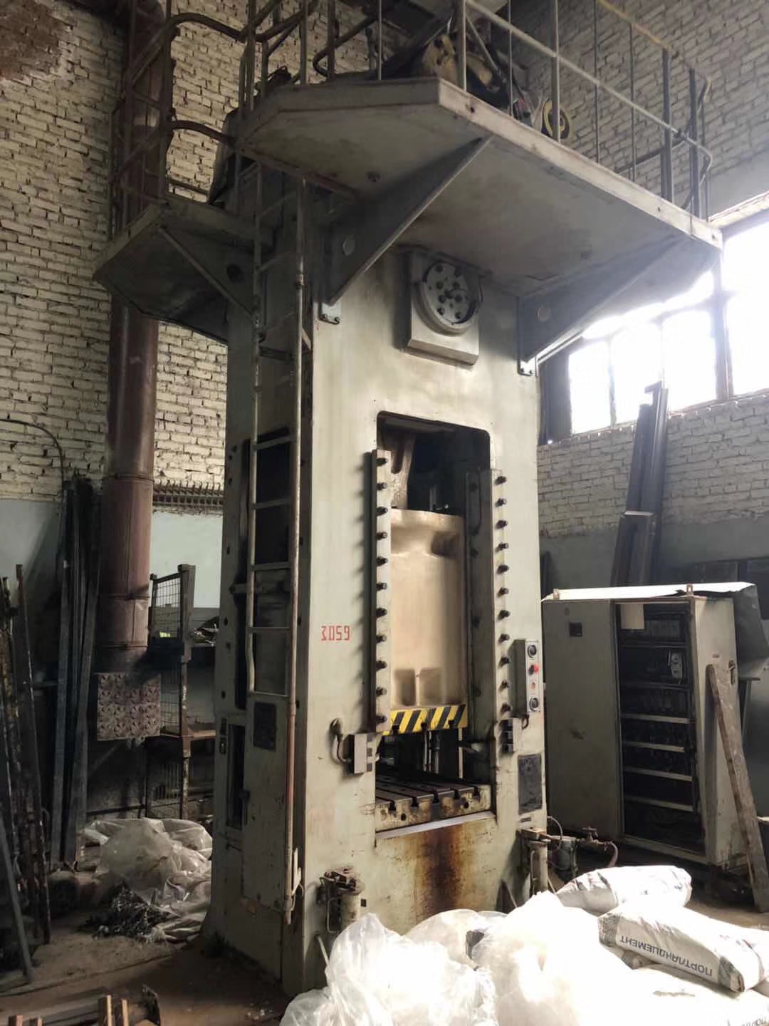 二手250噸閉式單點(diǎn)壓力機(jī)，俄羅斯伏龍涅什K2534壓力機(jī)