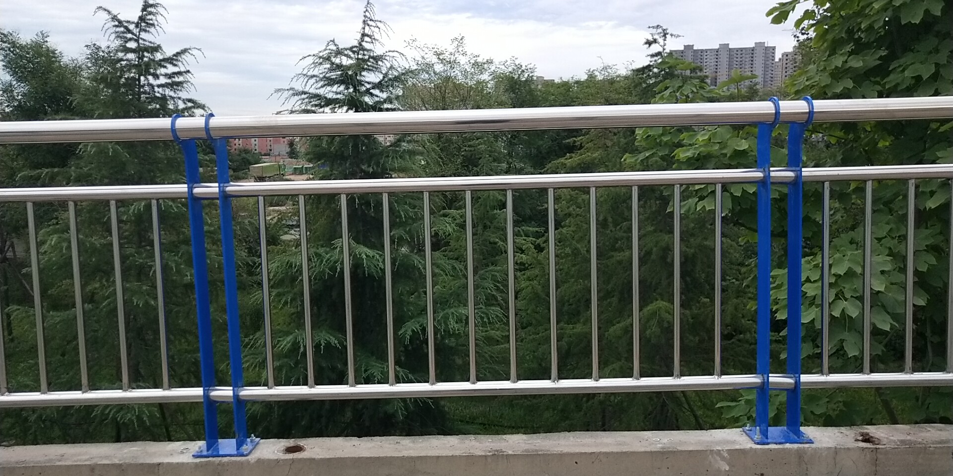 不銹鋼護(hù)欄圖片