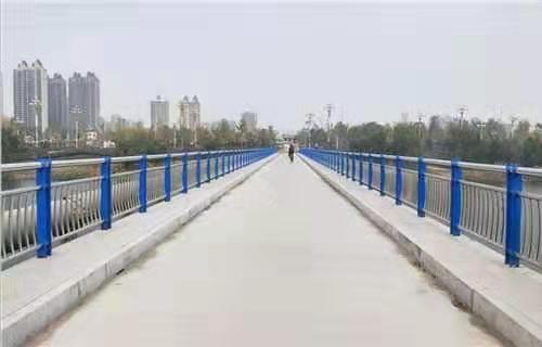道路安全護(hù)欄圖片