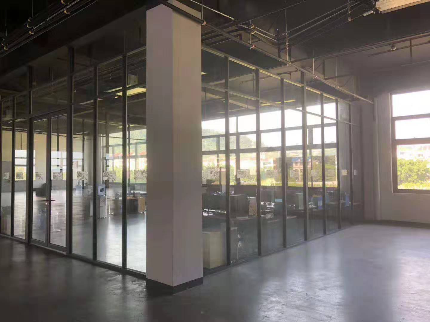 鋼化玻璃辦公隔斷廠家玻璃隔斷，玻璃隔斷訂做，玻璃隔斷生產(chǎn)廠家，高隔斷廠家，玻璃隔斷價格，辦公隔斷
