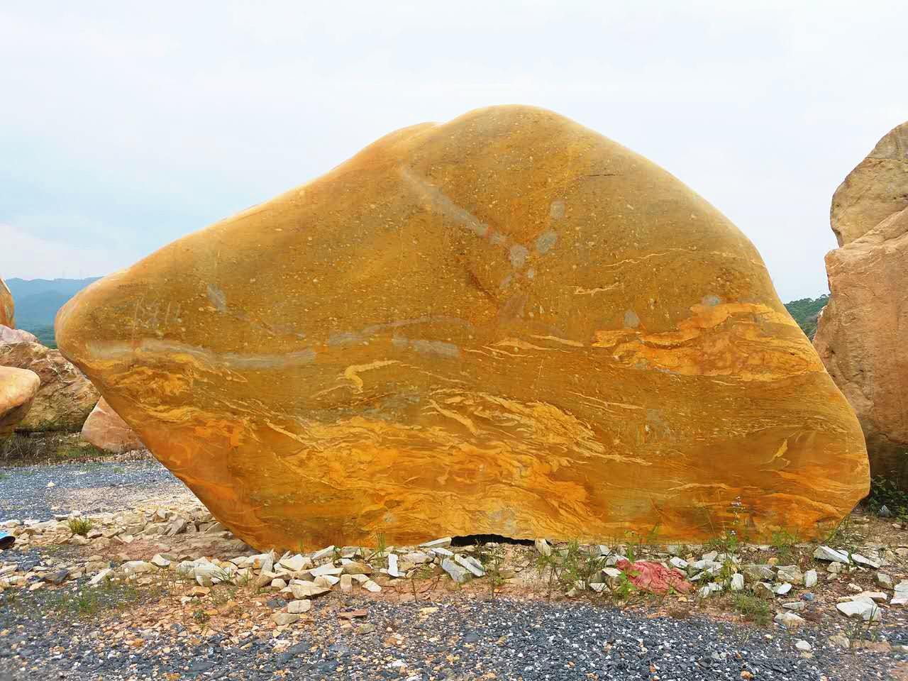 武汉景观石门牌石，500块景观石基地货源充足，校园草坪景观石摆放图片