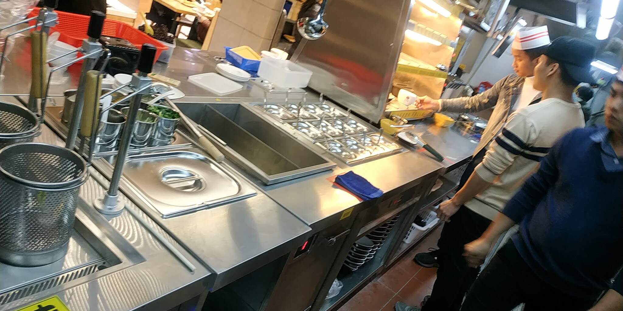 快餐廳具廚房設(shè)備圖片