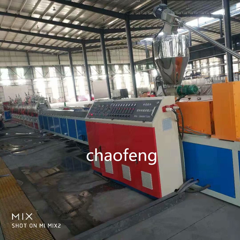 PVC型材生產(chǎn)線圖片