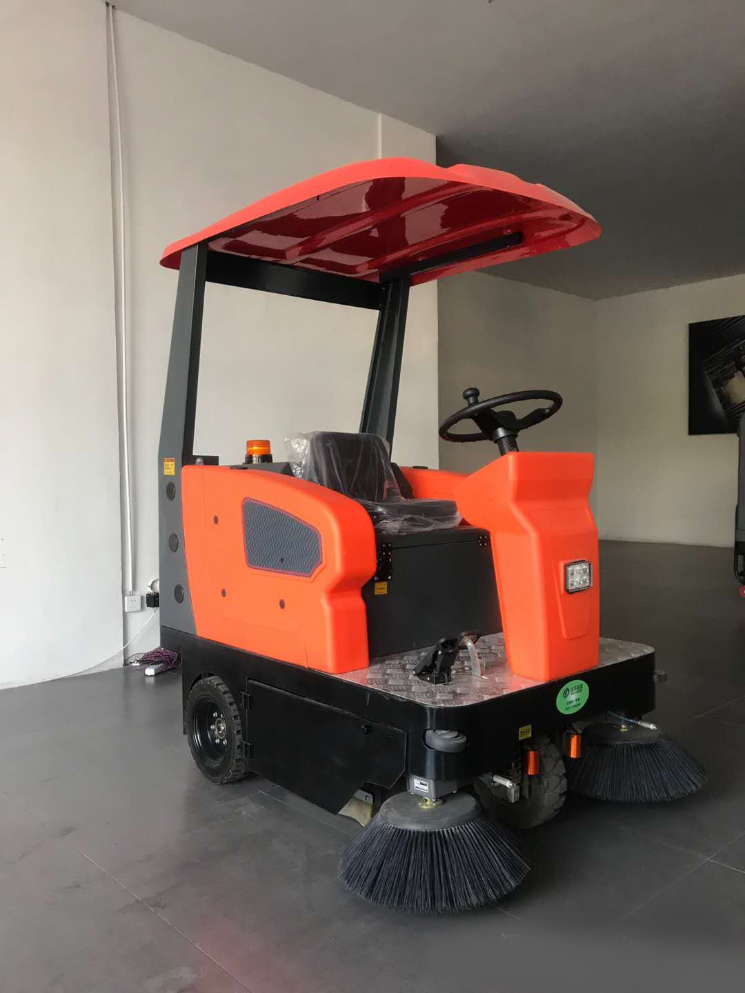 駕駛式掃地機工業(yè)遮陽棚電動掃地車圖片
