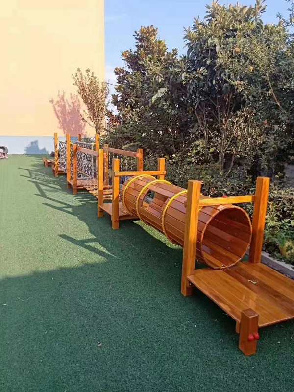 公園木制滑梯圖片