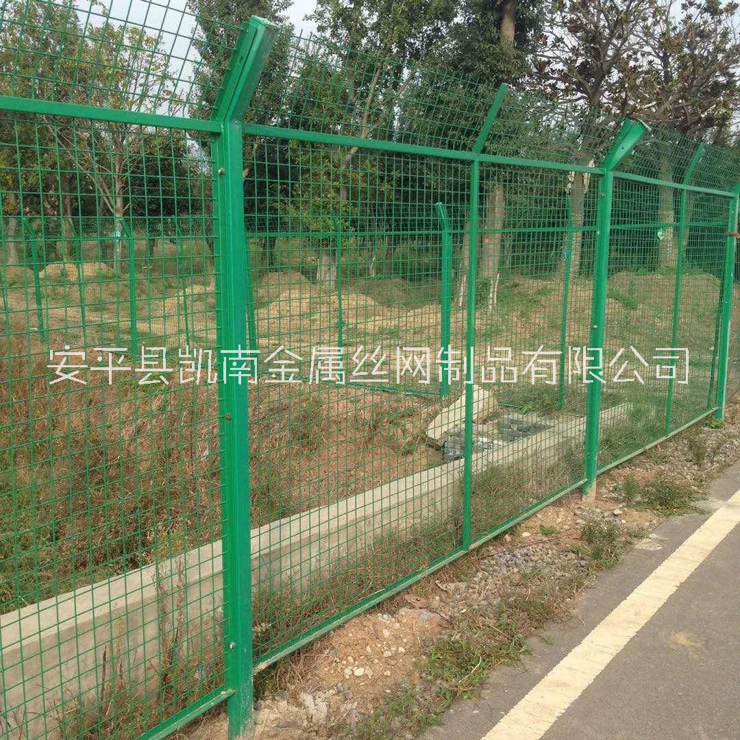 高速公路护栏网金属护栏网双边丝道路隔离框架护栏网公路圈地养殖网图片