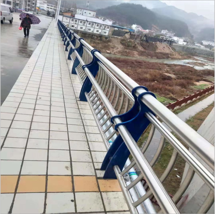 菏澤橋梁護(hù)欄 橋梁防撞護(hù)欄  不銹鋼護(hù)欄 不銹鋼復(fù)合管護(hù)欄  景觀護(hù)欄 河道護(hù)欄 道路交通護(hù)欄