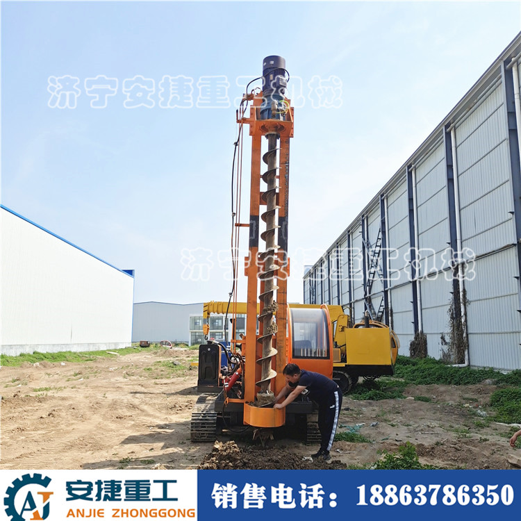 履帶式光伏螺旋打樁機(jī)圖片