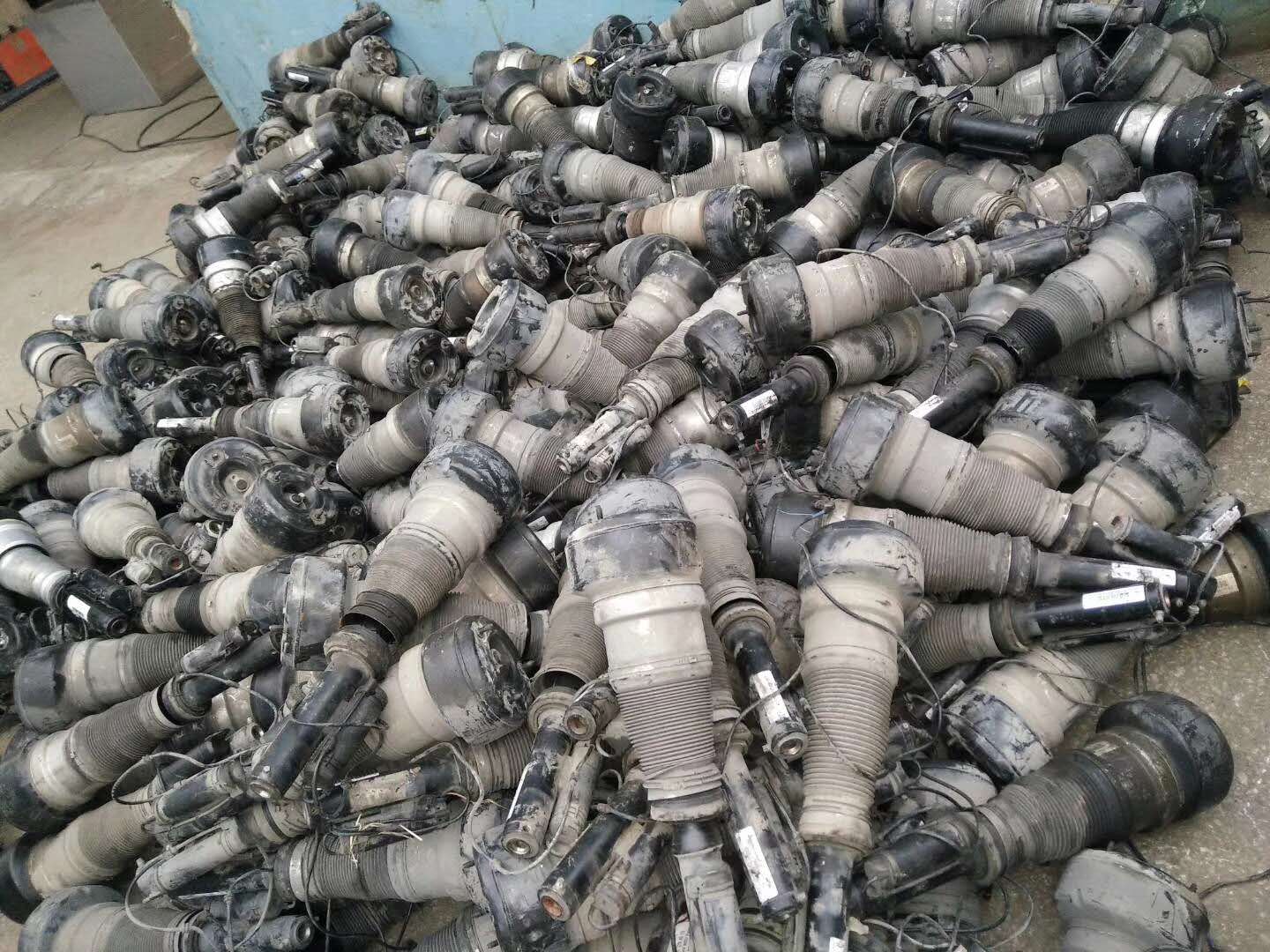 大量回收轎車減震器
