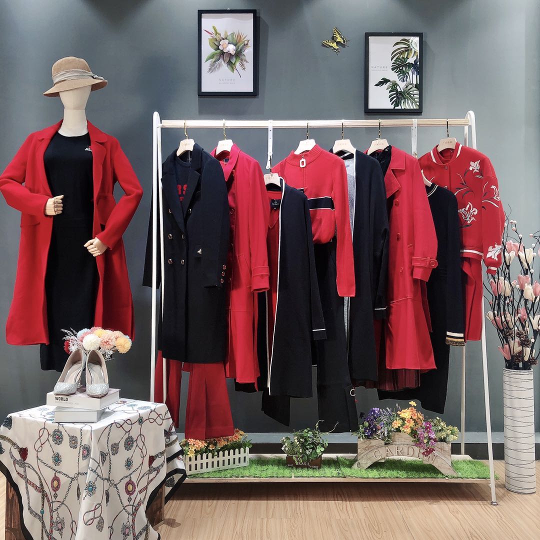 一二線女裝貨源分份  艾托澳中高端女裝 品牌服裝尾貨批發(fā)市場(chǎng)