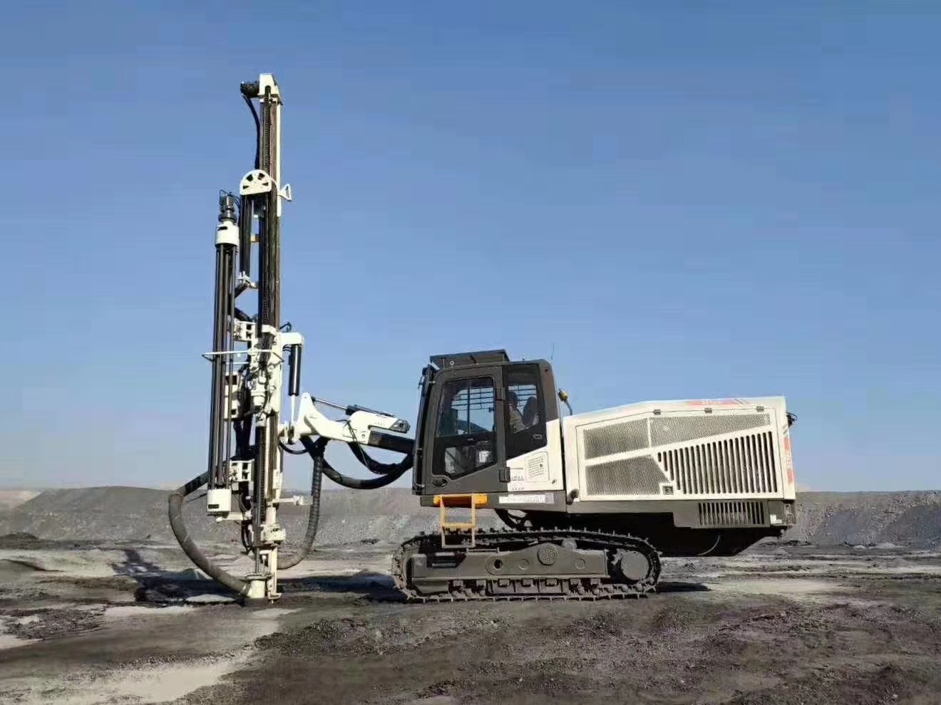 臨工頂錘鉆車 臨工LGMRT ST120頂錘鉆機(jī) 山特維克鑿巖動(dòng)力頭 ST120全液壓頂驅(qū)式鉆機(jī)