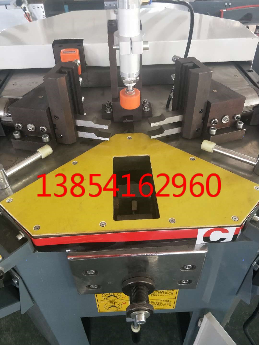 鋁塑門窗設(shè)備液壓同步組角機(jī)