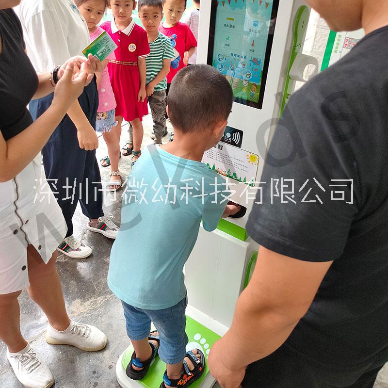 预防手足口晨检机器人 河北张家口幼教晨检机 自动感应体温身高体重消毒人脸一体机